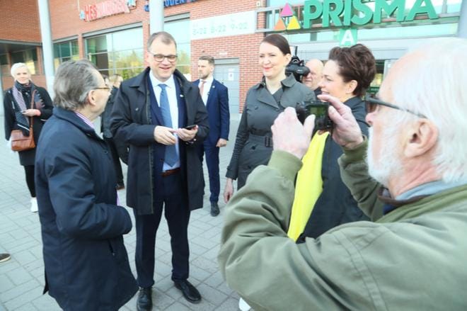 Esko Nummela (vas.) kävi jututtamassa keskustan puheenjohtajaa Juha Sipilää ja puoluesihteeri Riikka Pirkkalaista Riihimäen Prisman pihalla lauantaiaamuna. KUVA: Mauri Ratilainen/Com.pic.