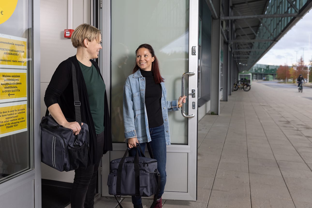 Oulun Ideaparkissa sijaitsevalta lääkäriasemalta kotikäynnille lähtee aina työpari, kuten lääkäri Kati Retsu-Heikkilä (vas.) ja sairaanhoitaja Anna Kemppainen.