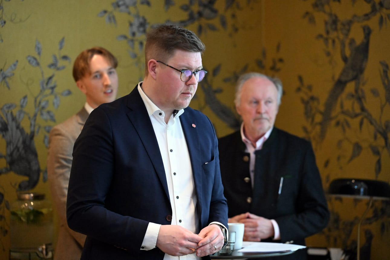 SDP:n puheenjohtaja Antti Lindtman (keskellä) esittelemässä puolueensa sote-pakettia Helsingissä tänään. LEHTIKUVA / JUSSI NUKARI