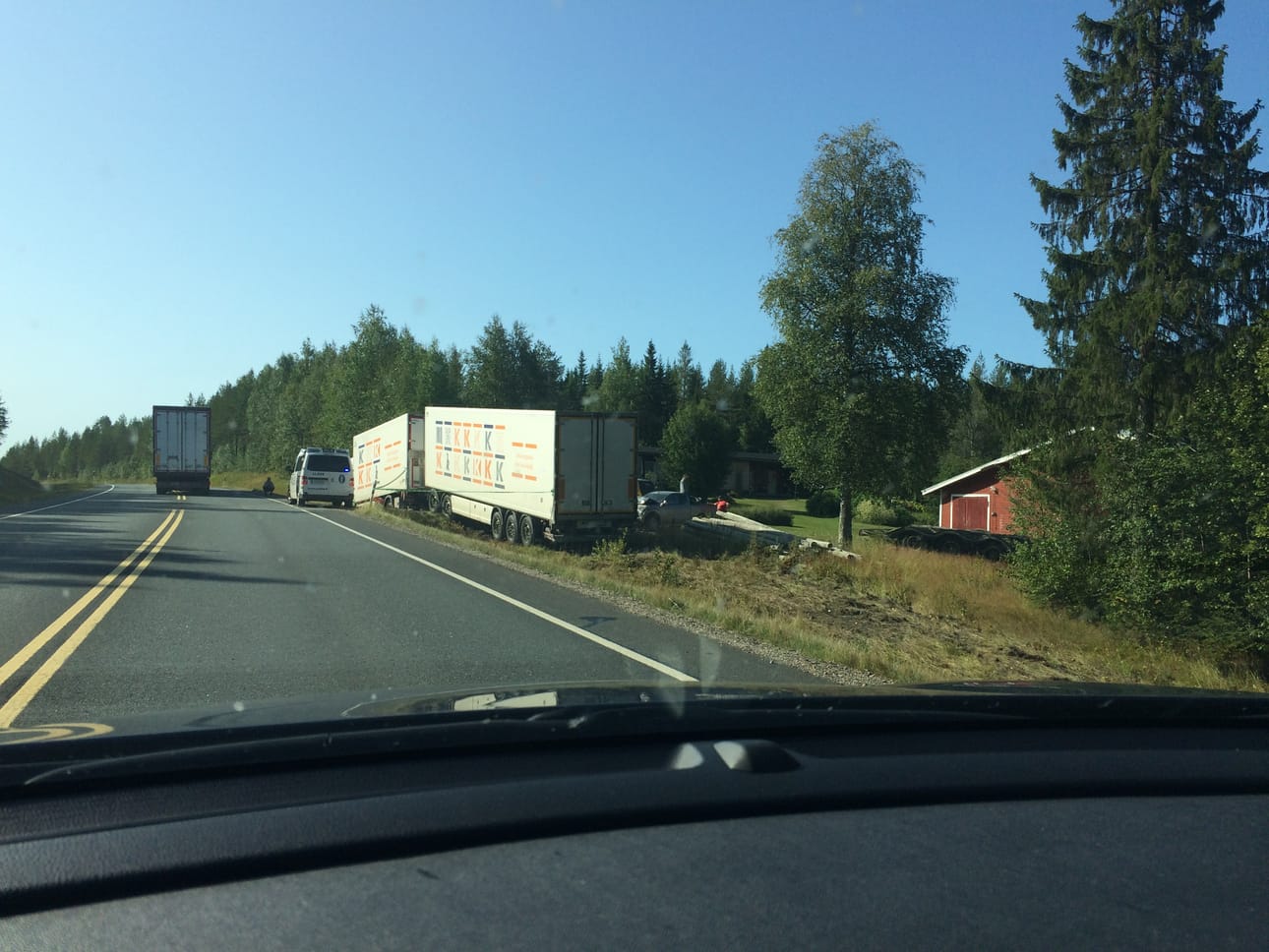 Rekka päätyi ojaan Tervolan Paakkolassa.