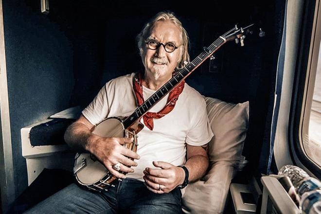 Koomikko Billy Connolly matkustaa Amerikan seikkailunsa ensimmäisessä jaksossa Empire Builder -junalla Chicagosta Seattleen. KUVA: Zodiak Rights/Yle Kuvapalvelu
