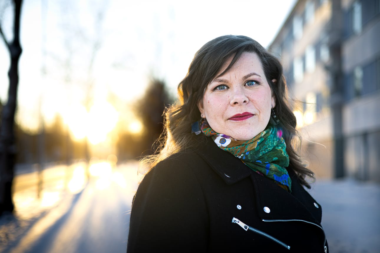 Neljä viidestä lapsesta asuu vielä kotona, joten Henna Helmi Heinonen kokee olevansa vielä aika paljon äiti. Mietinnässä on jättäytyä kokopäiväiseksi kirjailijaksi.