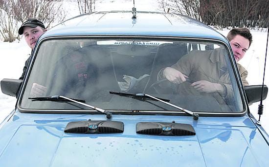 Vaaleansininen Lada jätti viikonloppuna Oulun rapakot taakseen. Tällä hetkellä se painaa jossakin Venäjällä renkaat ulvoen kohti Bakua ja Azerbaidzhan - Suomi -jalkapallo-ottelua.