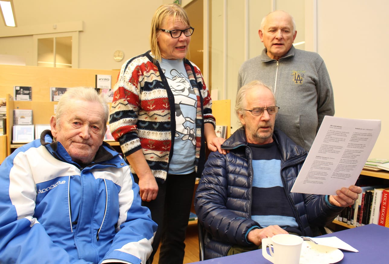 Pyhännän kirjastolla järjestetyillä itsenäisyyspäivän etkoilla Paavo Hiltunen keskittyi kuuntelemaan, kun toiset lauloivat. Hiltusen vieressä Pentti Lehtola, takana Soile Lehtola ja Timo Myllylä.