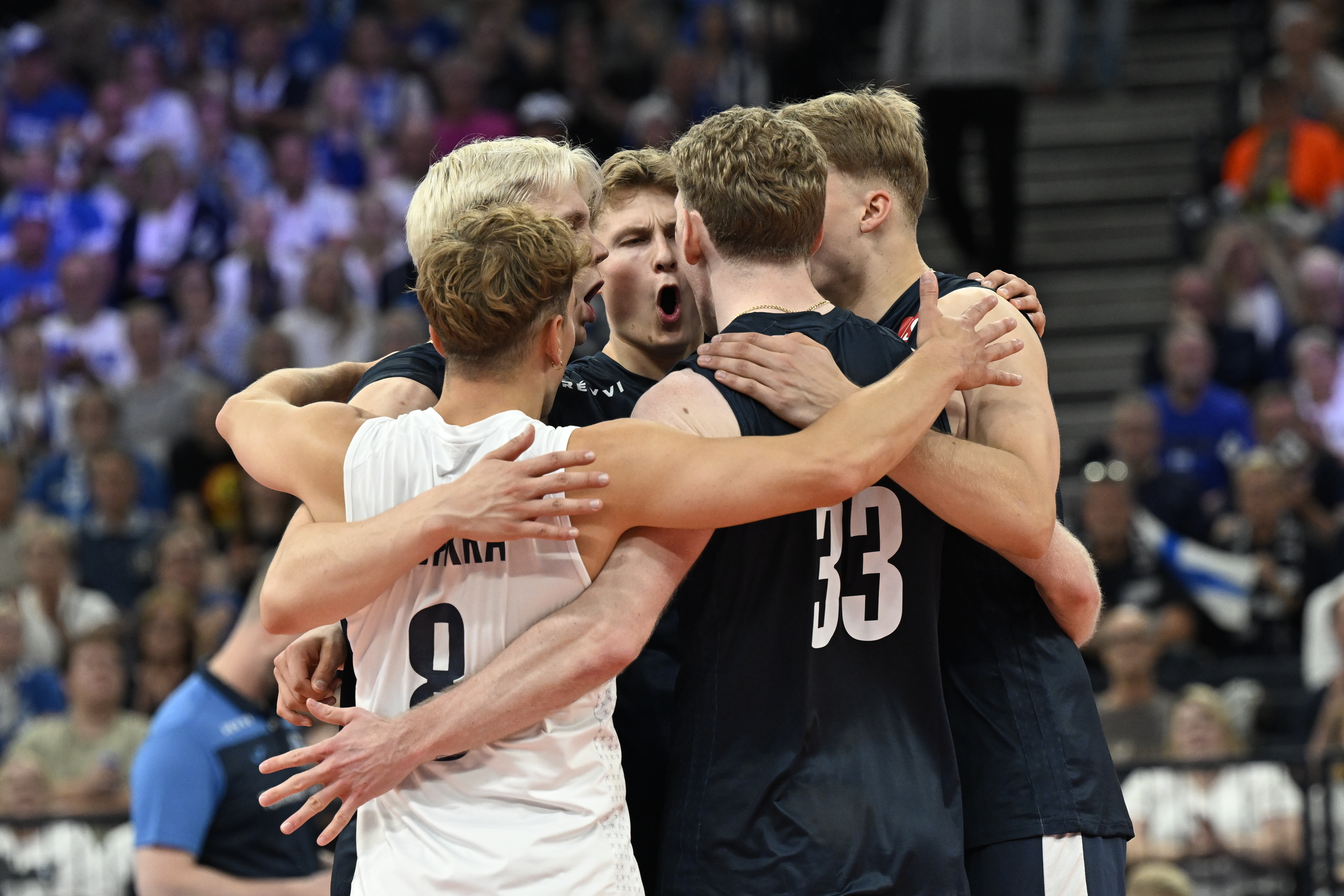 Suomi kiitää EM-lentopallon voittohurmoksessa, Serbiakin kaatui Tampereella