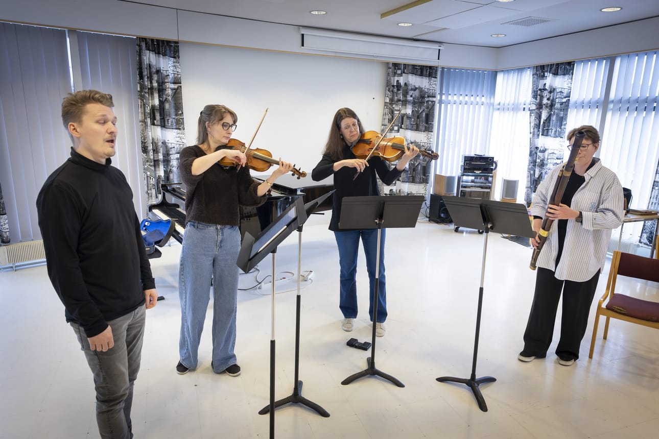 Kontratenori Paulus Sipilä, Iida Zelenski (barokkiviulu), Johanna Tuikka (barokkialttoviulu) ja Ann-Louise Wägar (barokkifagotti) harjoittelivat muun muassa Thomas Tallisin sävellystä If ye love me barokki-iltamien esiintymistä varten.