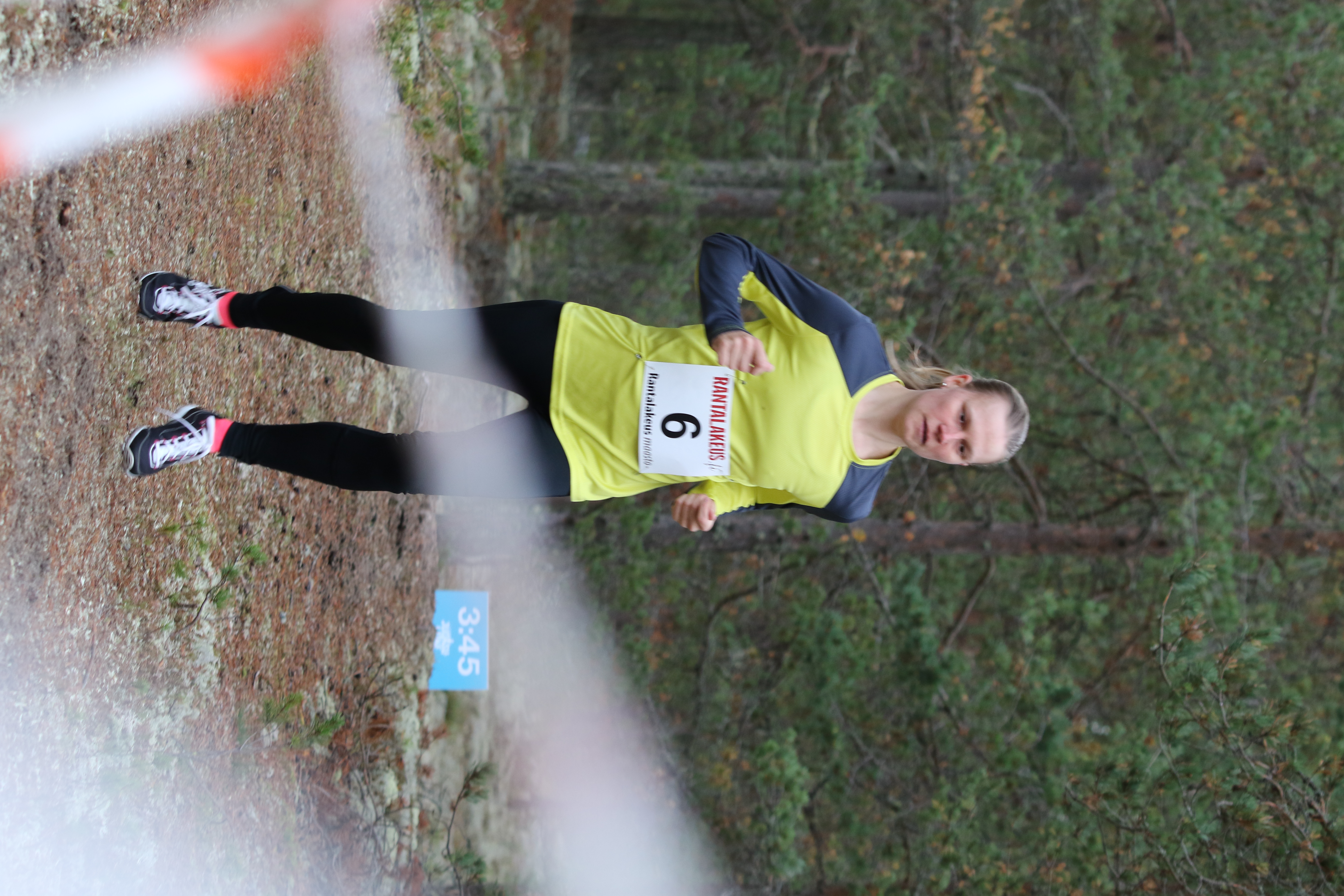 Johanna Ohukainen radalla.
