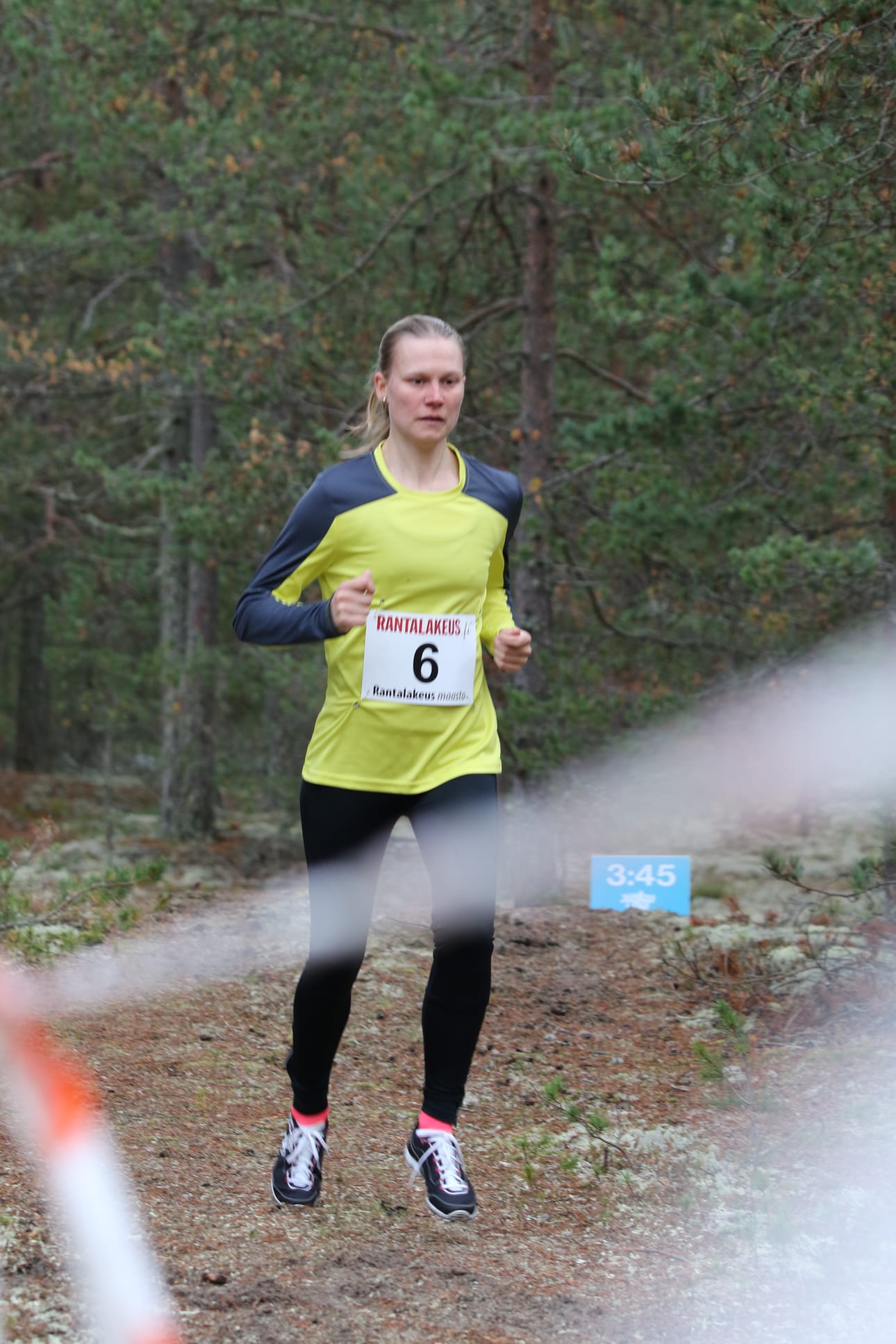 Johanna Ohukainen radalla.