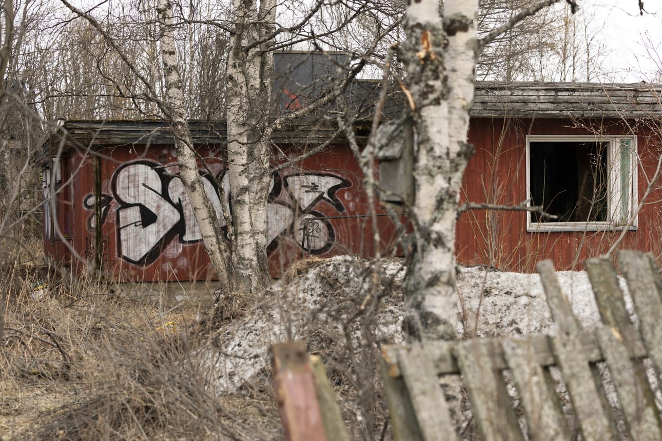 Ouluntaipaleella Kuusamossa sijaitseva rakennus on päätynyt graffitimaalareiden galleriaksi.