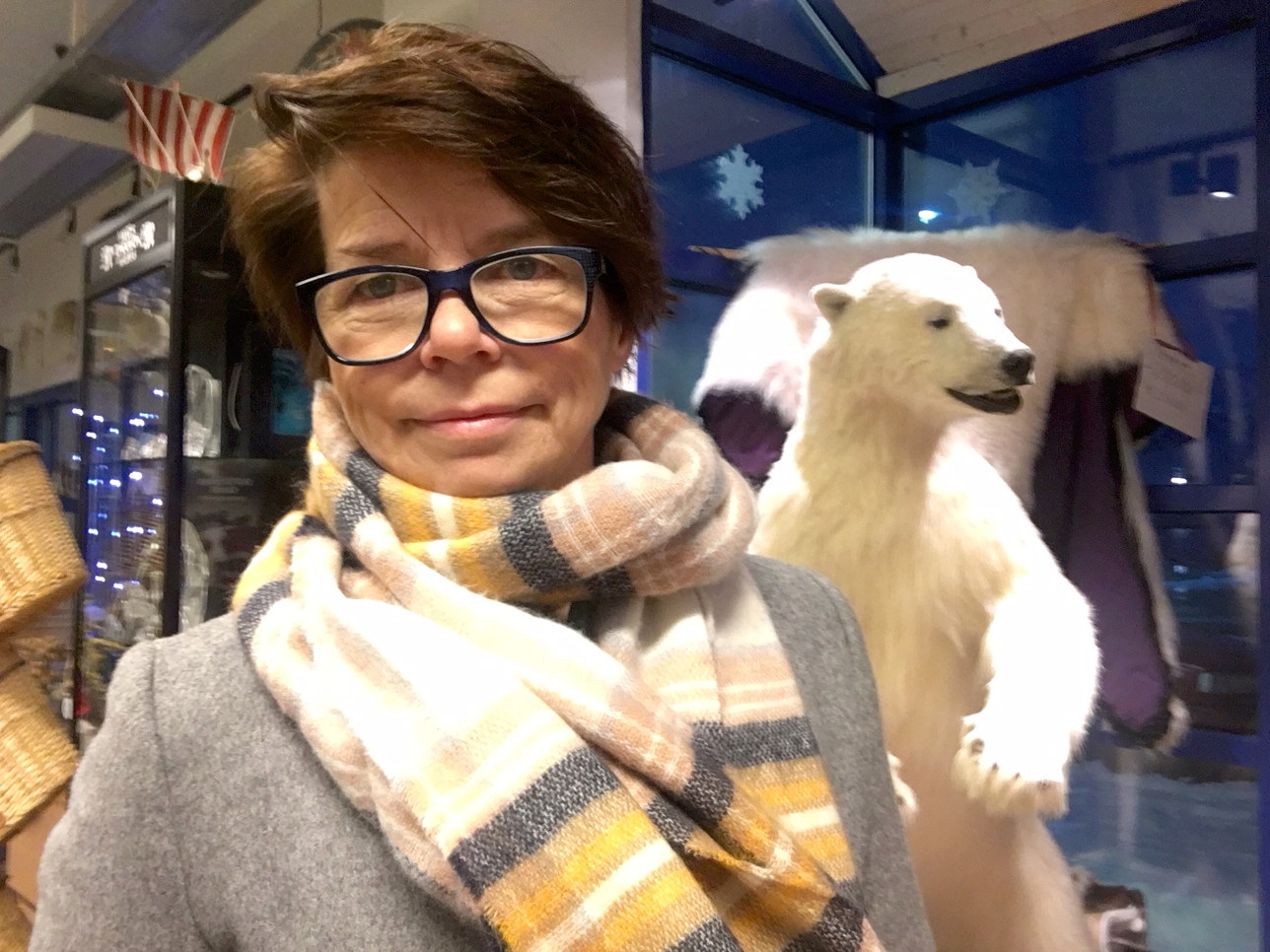Sirpa Lusminki Jensen pitää matkamuistomyymälää.