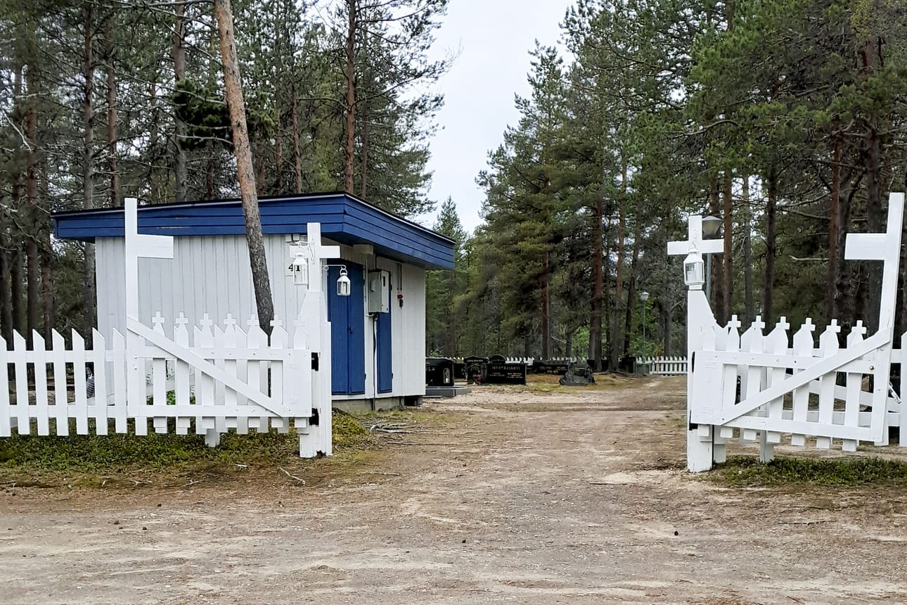 Palojoensuun hautausmaan kellotorni rakennetaan porttien ulkopuolelle. Niitä soitetaan vainajaa siunatessa, mutta tavaksi otetaan myös sanomakellojen soittaminen, mikäli omaiset niin toivovat.