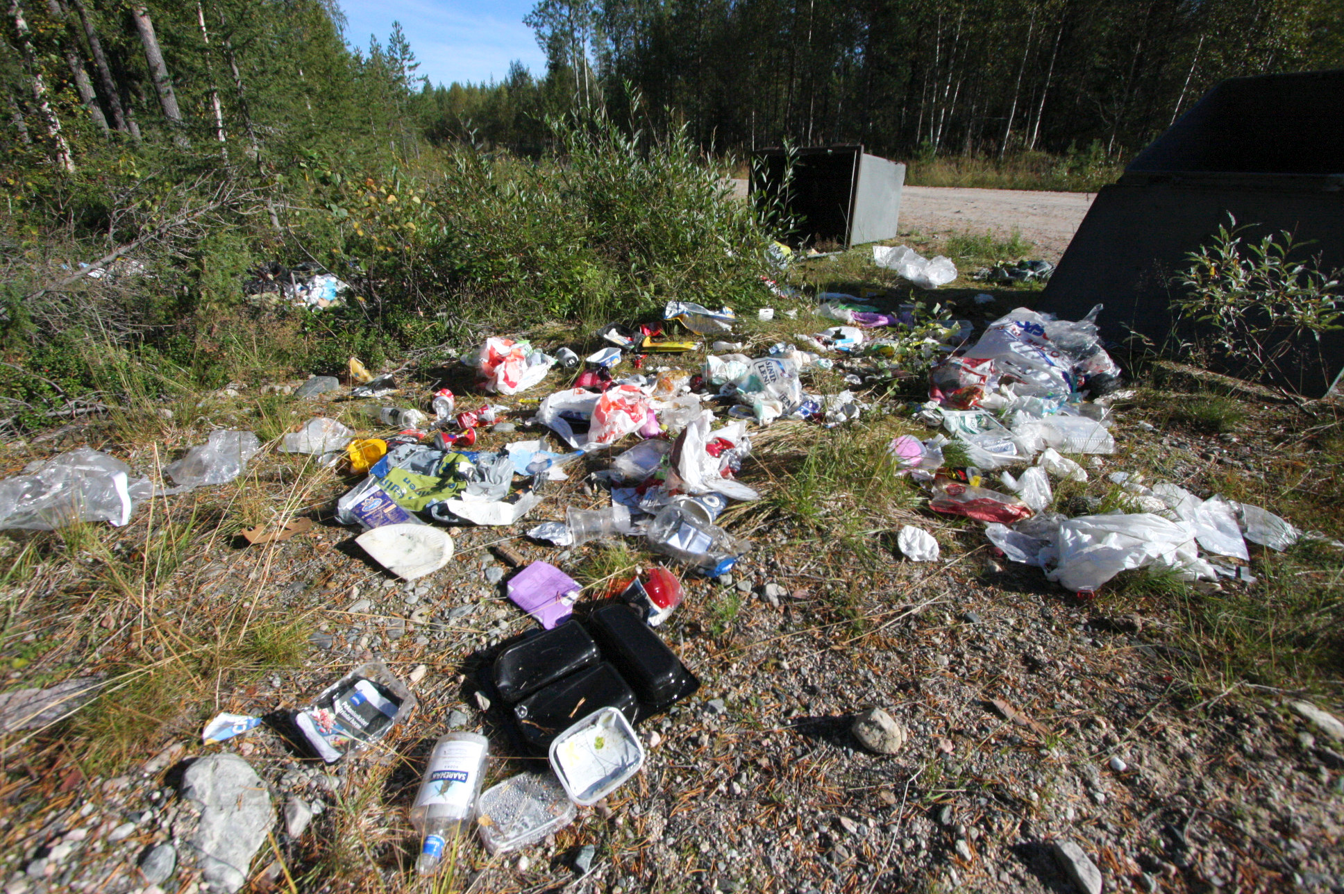 Karhun auki repimien roskapussien sisältö on levinnyt ympäristöön.