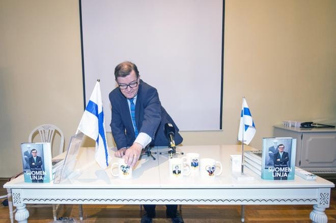 Paavo Väyrynen voi asettua ehdolle presidentinvaaleihin 2018, koska hänen ehdokkuuttaan ajanut valitsijayhdistys on saanut kerättyä 20?000 kannattajakorttia. KUVA: Kimmo Penttinen