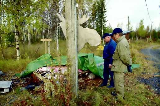 Hirvennahat laitetaan suolaan ja toimitetaan nahkateollisuuden tarpeisiin. Martti Järvinen (vas.) ja Jussi Muilu toteavat nahkoja kertyneen jo ison pinon.