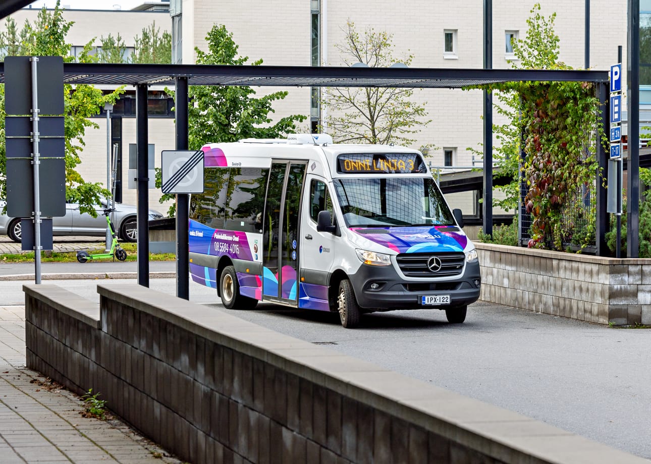 Onni-palvelulinjat kulkevat eri puolilla kaupunkia. Yli-Iin ja Kiimingin välinen palvelulinja päätettiin pitkän väännön jälkeen säilyttää. Arkistokuva Onni-palvelulinjan autosta.