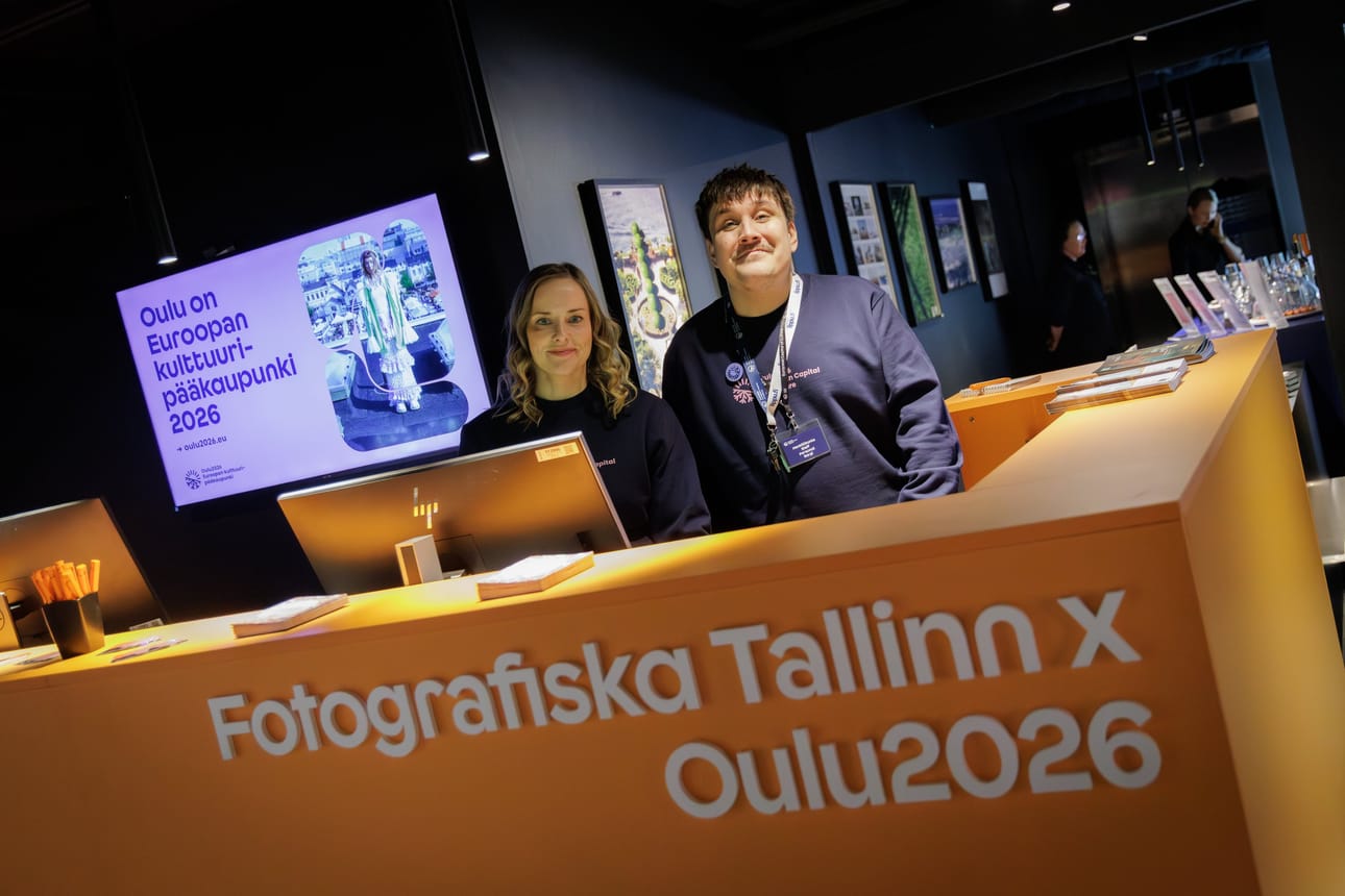 Oulu2026 info ja kauppa palvelevat näyttelyn yhteydessä Pekurin 2. kerroksessa. Avajaispäivänä asiakaspalvelusta huolehtivat Jenni Aitavaara ja Ville Huru.