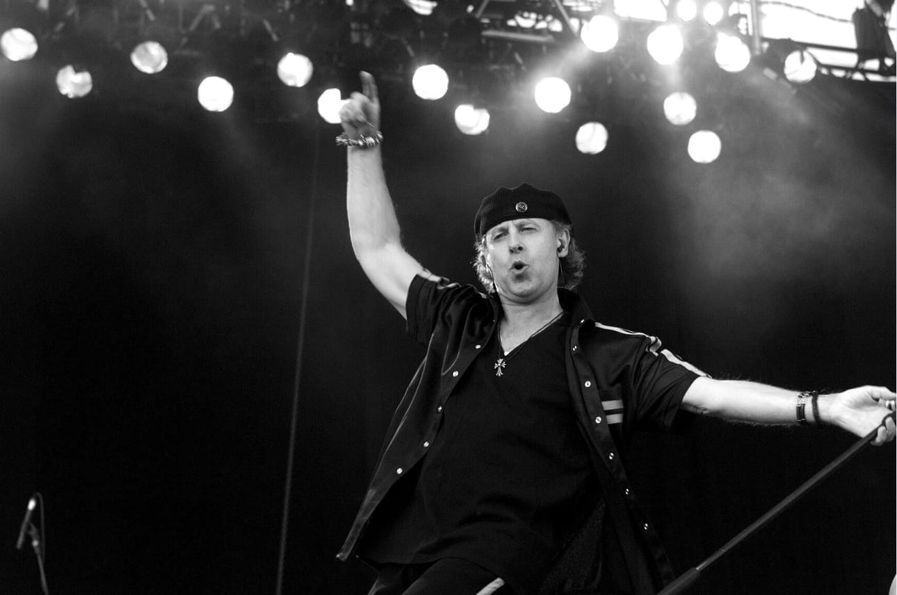 Scorpions konsertoi Oulun pesäpallostadionilla kesällä 1998.