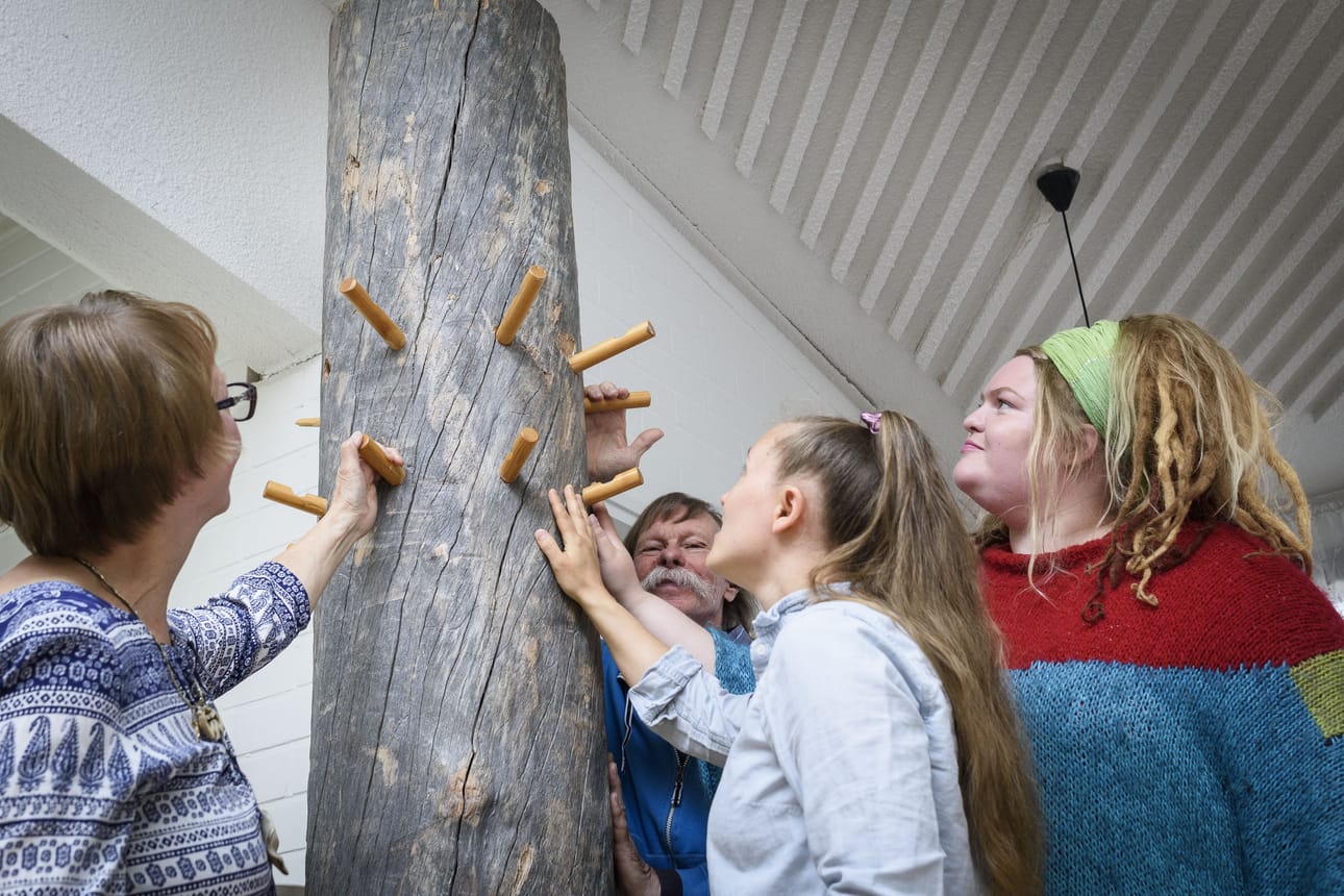 Taiteilijat hakevat kolme metriä korkeiden patsaiden mittasuhteille esimerkkiä kahvilan naulakosta.
