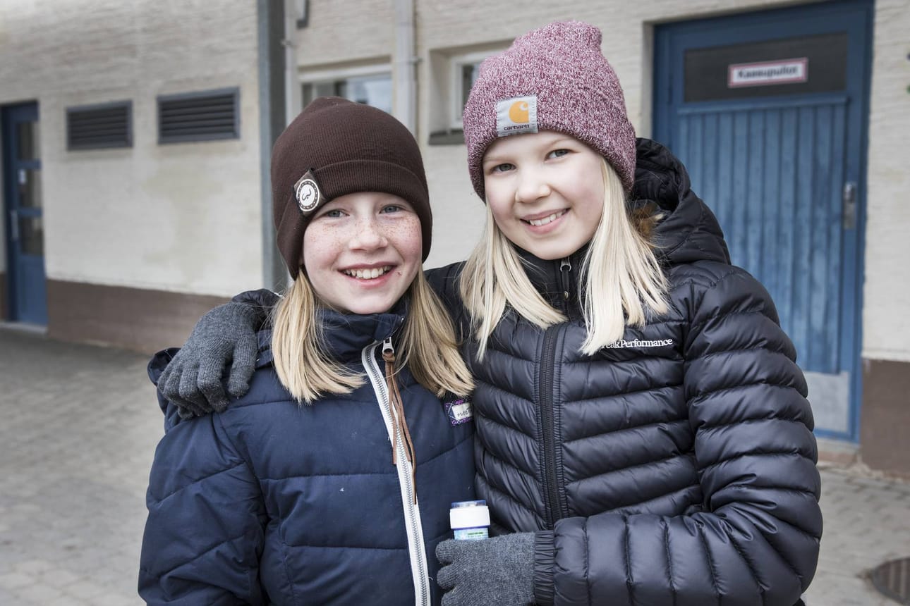 Sanni Saraste (vas.) ja Helmi Lahtinen pitivät kaverikioskista. "Kiva kun on pihassa paljon enemmän puuhaa", Saraste sanoo.