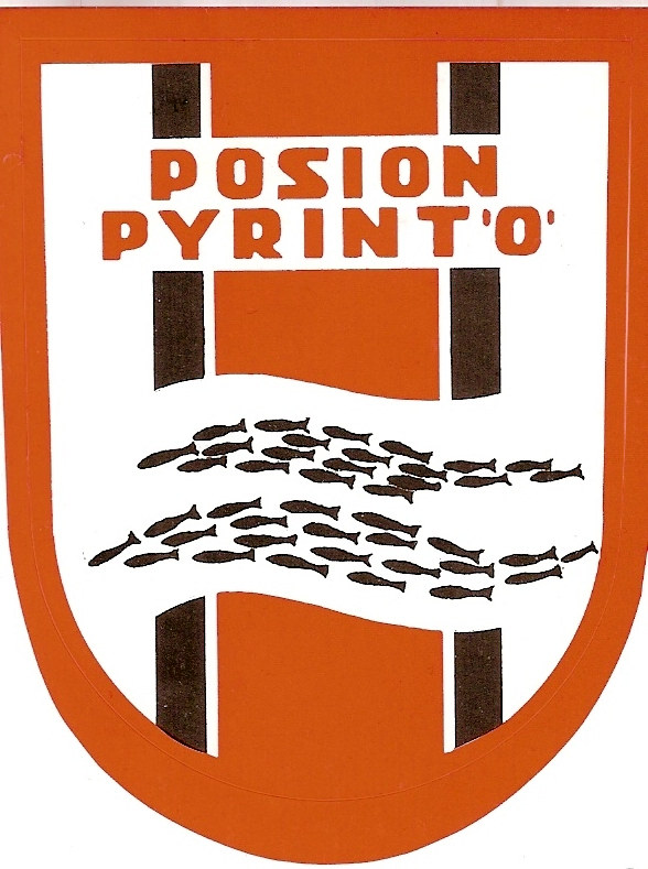 Posion Pyrinnön seuratunnuksen suunnitteli Timo Kiviniemi 1970-luvulla. Puna-musta-valkeassa logossa muikkuparvi ui poikki kilparadan.