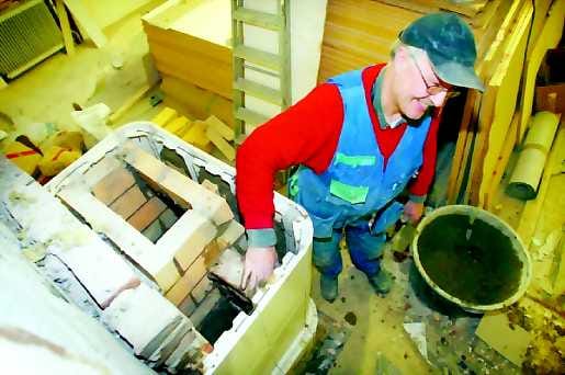 Parempi kuin uusi. Muurari Wilhelm Althoff muuraa Reinilän taloon vanhaa saksalaista kaakeliuunia. Pitkän etsimisen jälkeen löytynyt uuni on samantapainen kuin Reinilässä on aiemminkin ollut.