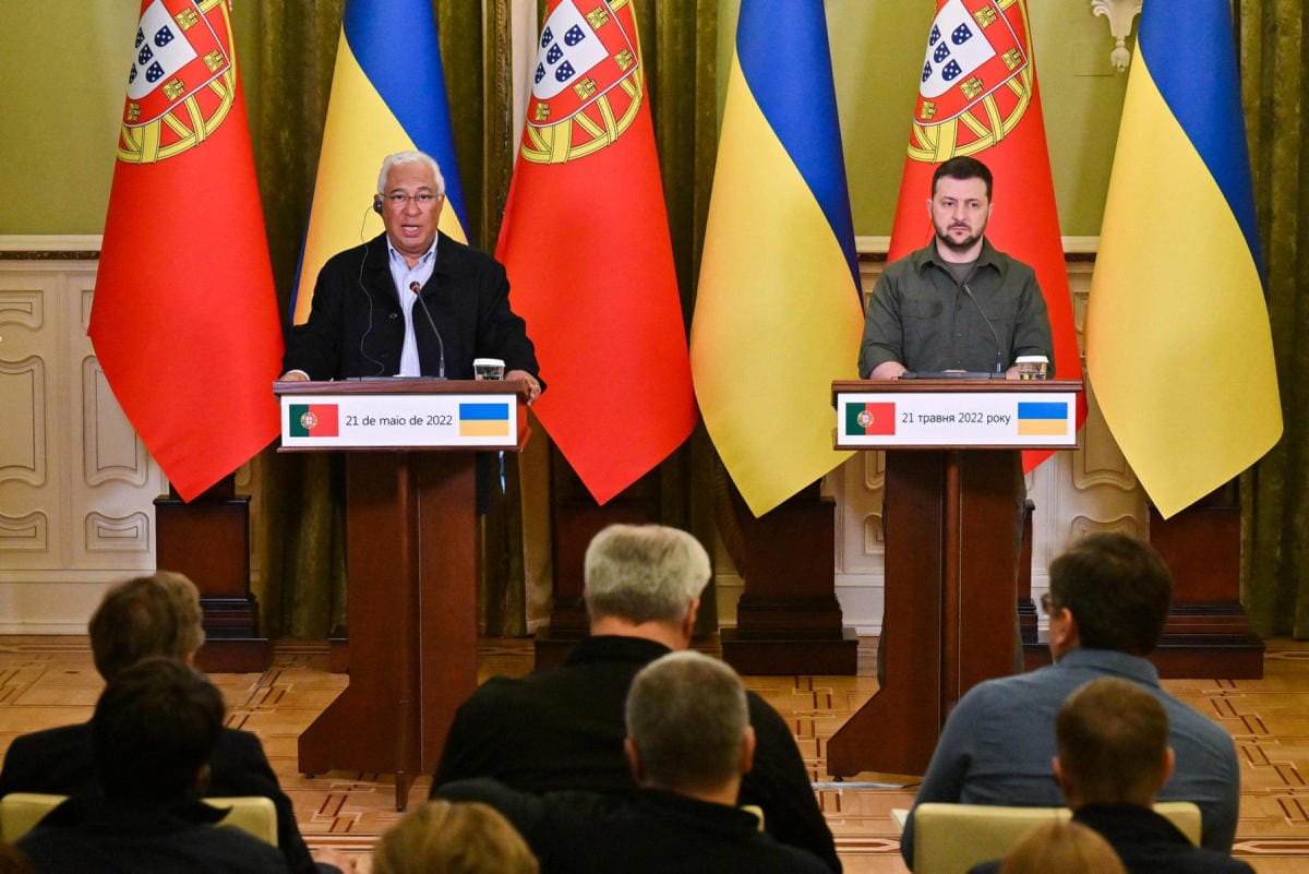 Ukrainan presidentti Volodymyr Zelenskyi (oik.) piti tiedotustilaisuuden Kievissä lauantaina yhdessä Portugalin pääministerin Antonio Costan kanssa. LEHTIKUVA/AFP