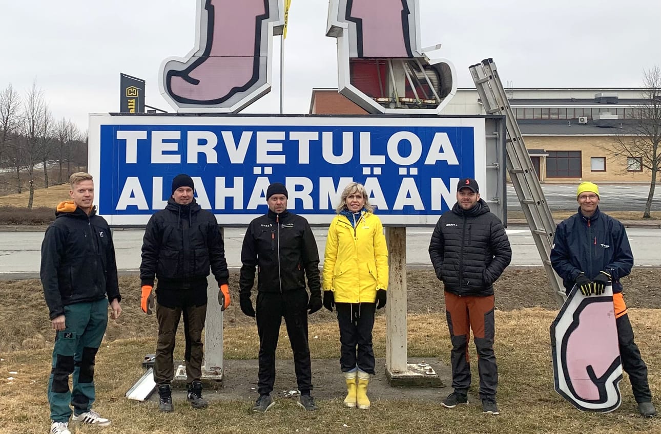 Alahärmän Yrittäjien Ville-Pentti Heikkilä, Jarmo Hautala, Jukka Norjamäki, Päivi Sillanpää, Jukka-Petteri Hautala ja Jarkko Huhtamäki irrottivat Härmän Äijän toisen kengän. Maamerkin haalistuneet teippaukset ja halkeillut pleksi kunnostetaan. Myös valaistus uusitaan.