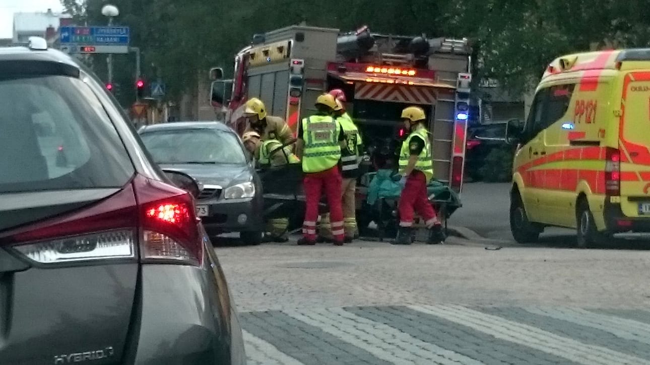 Kajaaninkadun ja Isokadun risteyksessä sattui kahden henkilöauton onnettomuus.