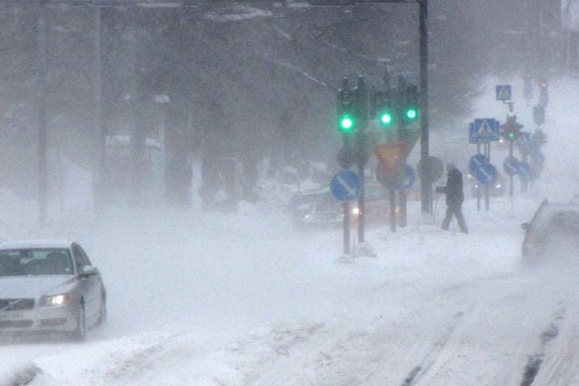 Torstaina on syytä varautua hankalaan liikenteeseen maan eteläosassa ja rannikoilla. Sähkökatkoiltakaan ei todennäköisesti vältytä, sillä lumisateen ohella myös tuuli on kovaa. KUVA: Pekka Saarinen/arkisto