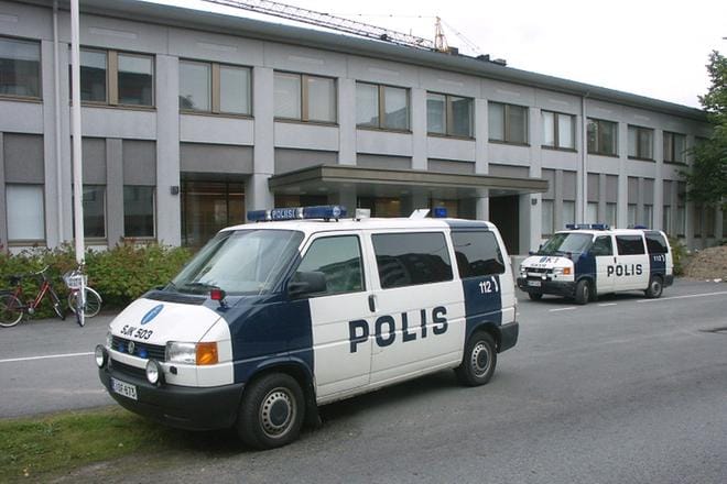 Nuori lapualaismies on ollut vangittuna 22. toukokuuta lähtien. Poliisi toi hänet Seinäjoen oikeustalolle ja käräjäsaliin. Etelä-Pohjanmaan käräjäoikeudella ei ollut muuta mahdollisuutta kuin antaa välituomio tapauksessa. Arkistokuva