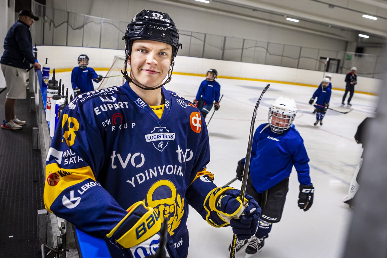 Rovaniemeläinen Vili Saarijärvi puolustaa Rauman Lukon takalinjoille. Lukko puolustaa liigamestaruutta, mutta sen toistaminen on työlästä.