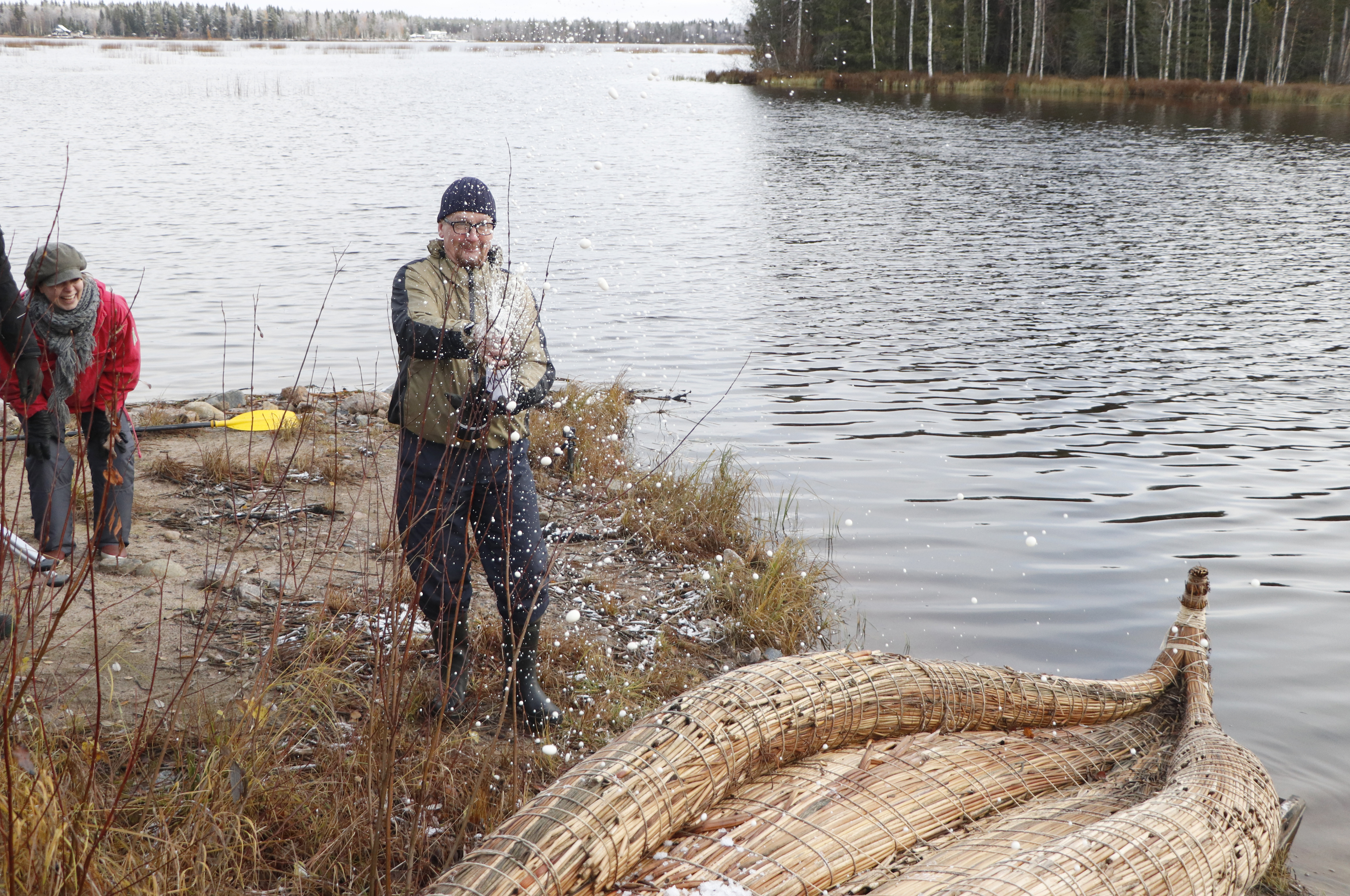 Seppo Porkka kastoi kaislaveneen Aimaraksi. Johanna Riepula eli hetkessä mukana taustalla riemuiten.