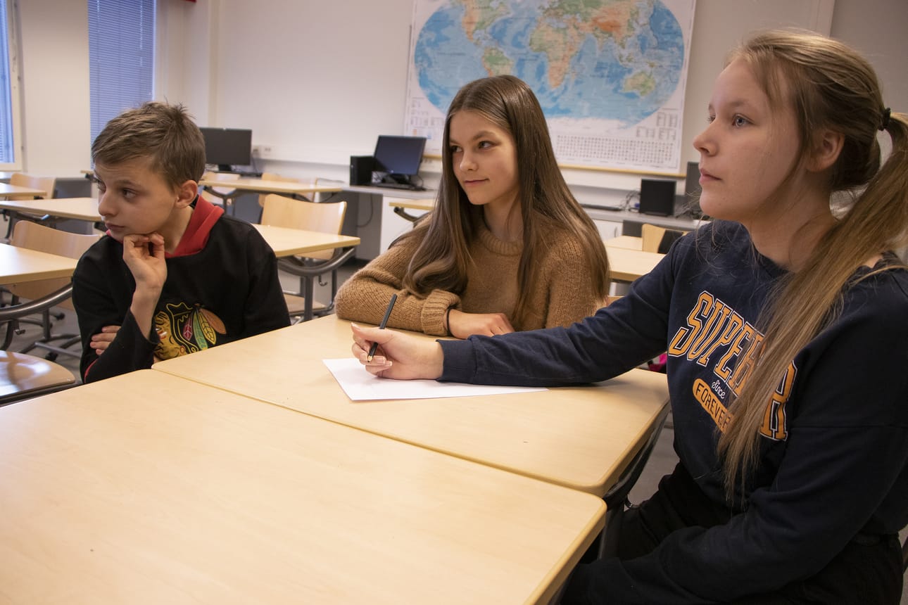 Energiatiimiin kuuluvat 8F-luokan oppilaat Miika Mankinen, Eeva-Lotta Haho ja Rebekka Törmänen ideoivat energiansäästökohteita Kuulammen koululle. Työ on vasta alkamassa, sillä tänä keväänä tarkoitus on saada myös muut koulun oppilaat mukaan säästötalkoisiin.