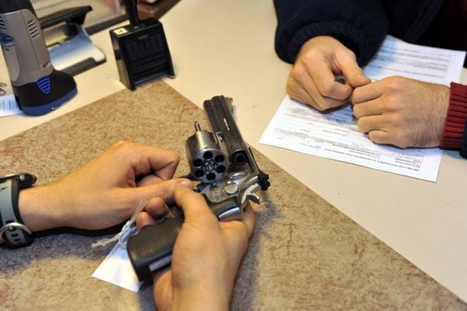 Aselupien myöntämisessä on suuret erot poliisilaitosten välillä. KUVA: LEHTIKUVA/MATTI BJÖRKMAN