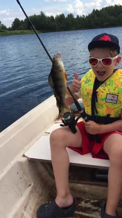 Leevi eka kertaa uistelemassa, kaksi ahventa tarttui samaan uistimeen