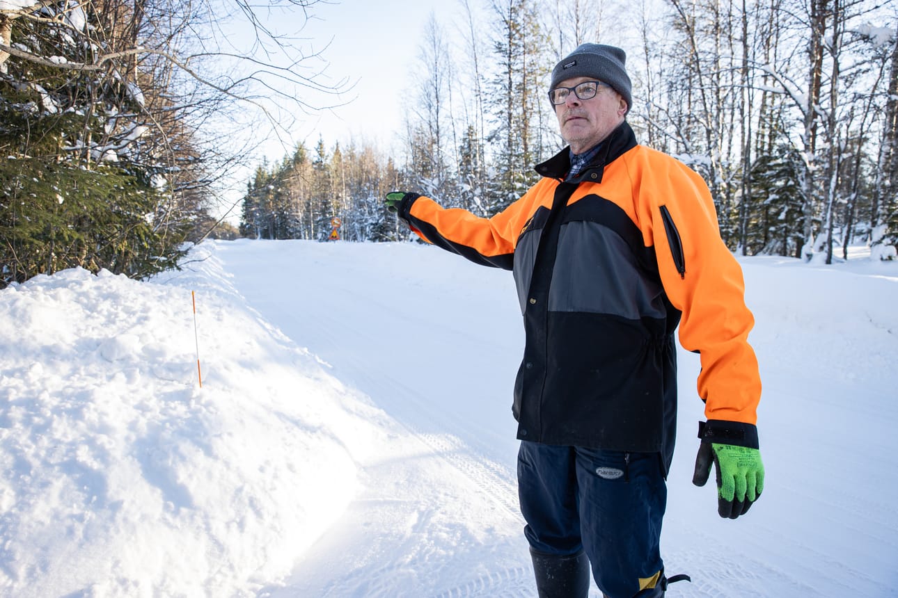 Veijo Lohilahti asuu Ronkaisenniementien varressa. Tie jatkuu tällä hetkellä kuvassa oikealle, jossa se yhtyy hieman viistosti Kajaanintiehen. Tiesuunnitelman mukaan risteys siirtyisi siten, että Ronkaisenniementie kaartaisi Lohilahden takaa oikealle ja kohtaisi Kajaanintien suorassa kulmassa.