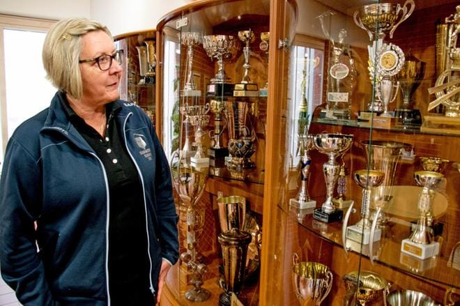 Paljon seurahistoriaa on esillä Kauhajoen Karhun palkintovitriineissä kaupungintalolla, sanoo Paula Kallionpää. Vanhimpia pokaaleja on 1930-luvulta oleva 100 kilometrin maantiepyöräilyn kiertopalkinto. KUVA: JORMA HAVULA