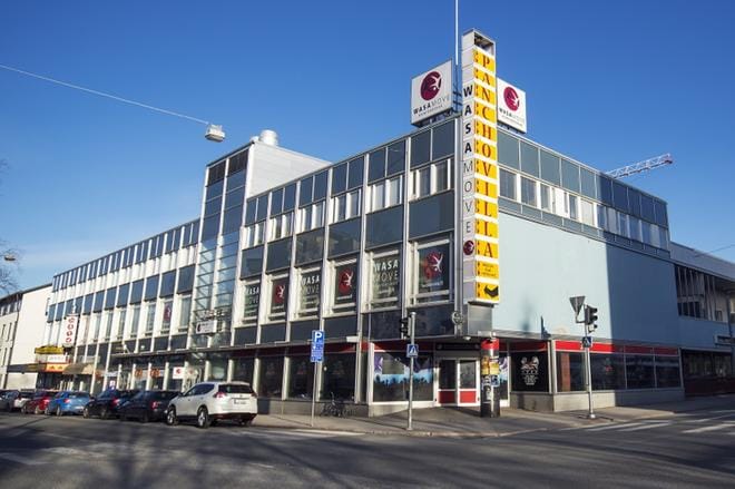 Ainakin osa vaasalaisista tuntee tämän kiinteistön yhä Centrumin talona. Rakennuksen purkaminen alkaa loppukesästä. KUVA: JARNO PELLINEN