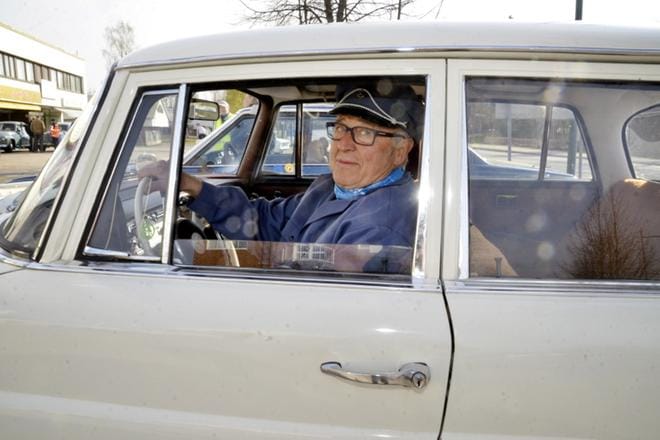 Hannes Lanamäki ajelee kesäisin usein Mersu 200 diesel 66:lla. Suosikki on kuitenkin Sisu. KUVAT MARKKU TURPELA