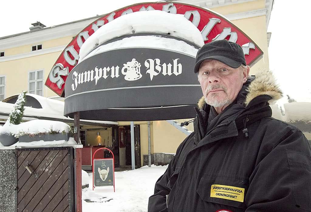 Valtaosa asiakkaista käyttäytyy moitteettomasti, mutta Kaukovainiolla tapahtuneen kaltaista surmatyötä on mahdoton ennaltaehkäistä, sillä jokaista ihmistä ei voi vartioida, pohtii 35 vuotta portsarina työskennellyt Kari Mäläskä.