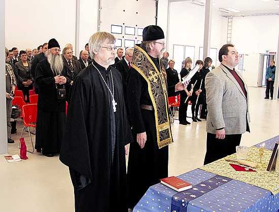 Isä Kauko Ivanoff (vas.), metropoliitta Panteleimon sekä Kostamuksen evankelis-luterilaisen seurakunnan kirkkoherra Oleg Ignatius siunasivat rajaliikennekeskuksen käyttöön.