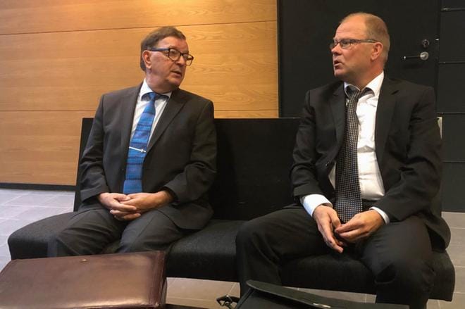 Paavo Väyrysen avustajana Helsingin käräjäoikeudessa toimi nyt varatuomari Jyrki Hakkarainen (oik.). Kesäkuun valmisteluistunnossa, jossa Väyrynen ei ollut itse paikalla, avustajana oli Kari Uoti. KUVA: Aki Taponen