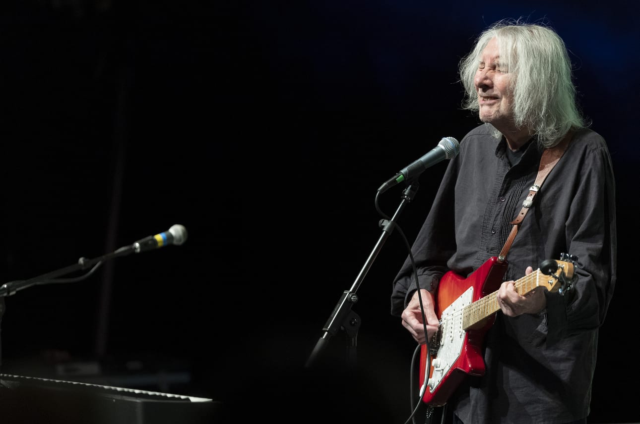 Albert Lee esiintyi perjantaina Haukiputaan Teatterikuopalla.