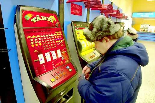 Voiton puolella. Mauri Tikkanen pelaa kauppareissulla monesti raha-automaatilla. Nyt tulos jäi plussan puolelle, euron panoksella tuli kolmen euron voitto.