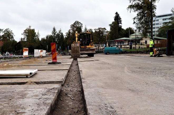 Parkkipaikalla on pitkiä vakoja ja parkkiruutujen välisiä lyhyitä vakoja. KUVA: NADJA PAAVOLA