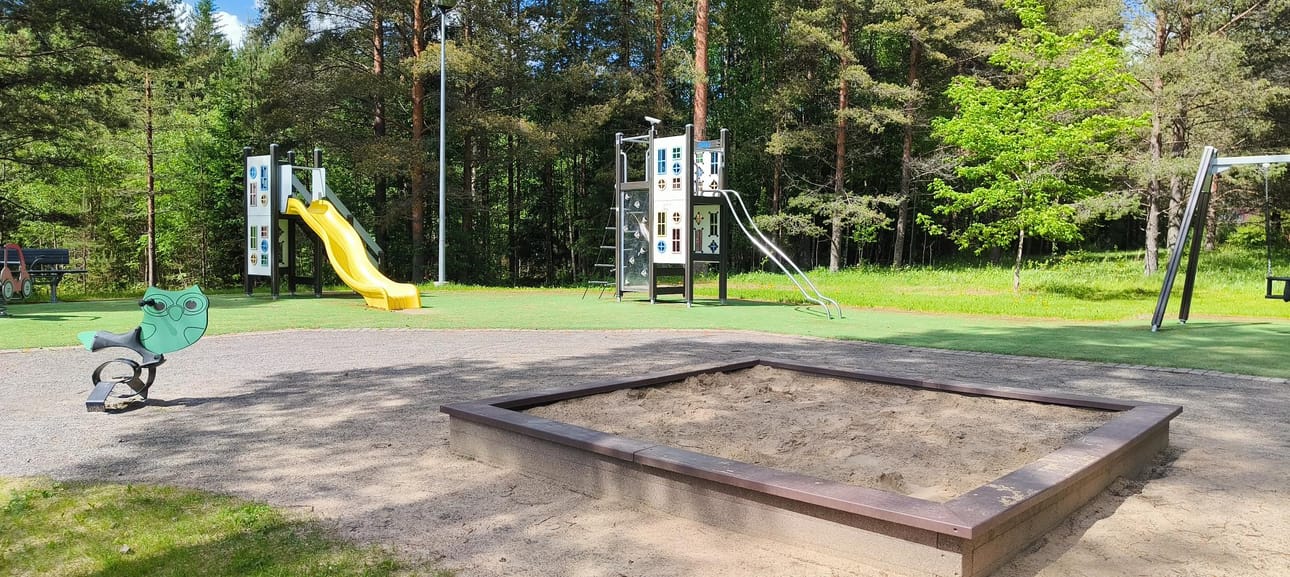 Poliisi pyytää Knuutilankankaan leikkipaikalla ennen puukotusta perjantaina paikalla olleita teinipoikia ilmoittautumaan.