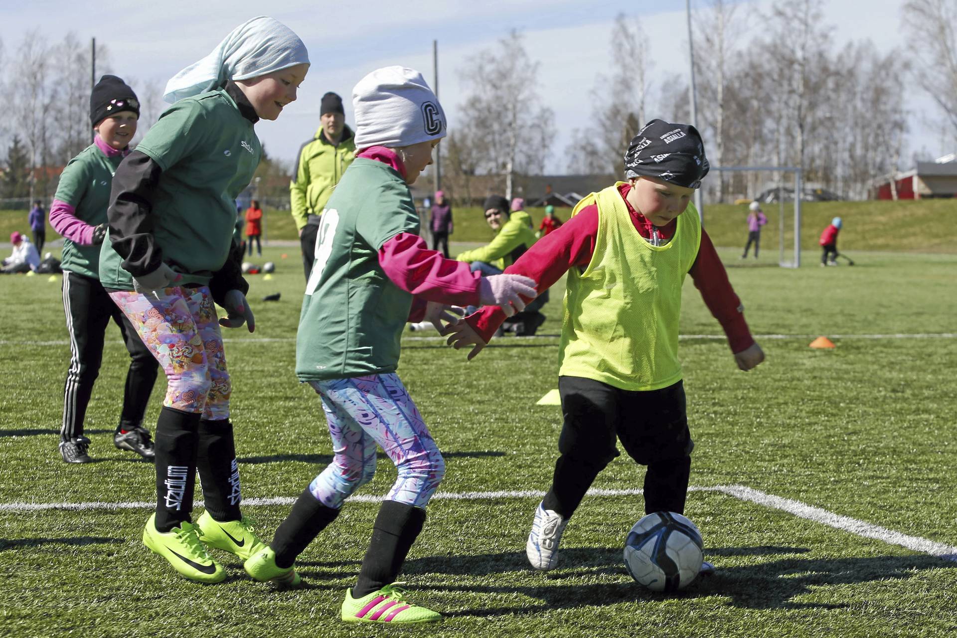 Nappulaliigan ottelukausi alkoi sunnuntaina tekonurmella yli kahdenkymmenen ottelun voimin. Pelaajia oli mukana noin 160, joista neljännes on tyttöjä.