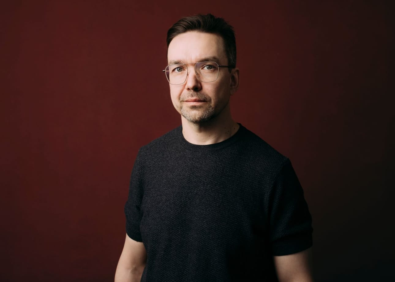 Risto Oikarinen on kajaanilaislähtöinen kirjailija, pastori ja saksofonisti.