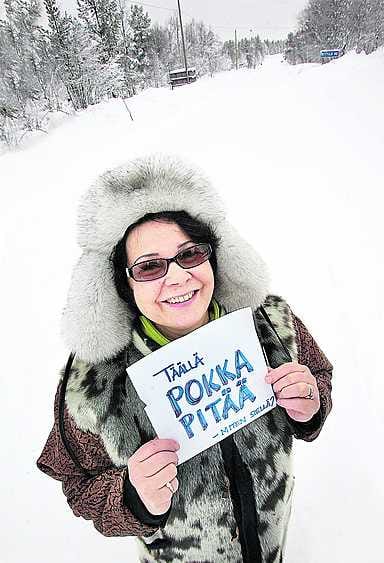 Helena Lehtinen pitää baaria ja kauppaa hylkeennahkasta tekemiään vaatteita. Lumista tietä pitkin pääsee Kittilään, jonne on matkaa 90 kilometriä.