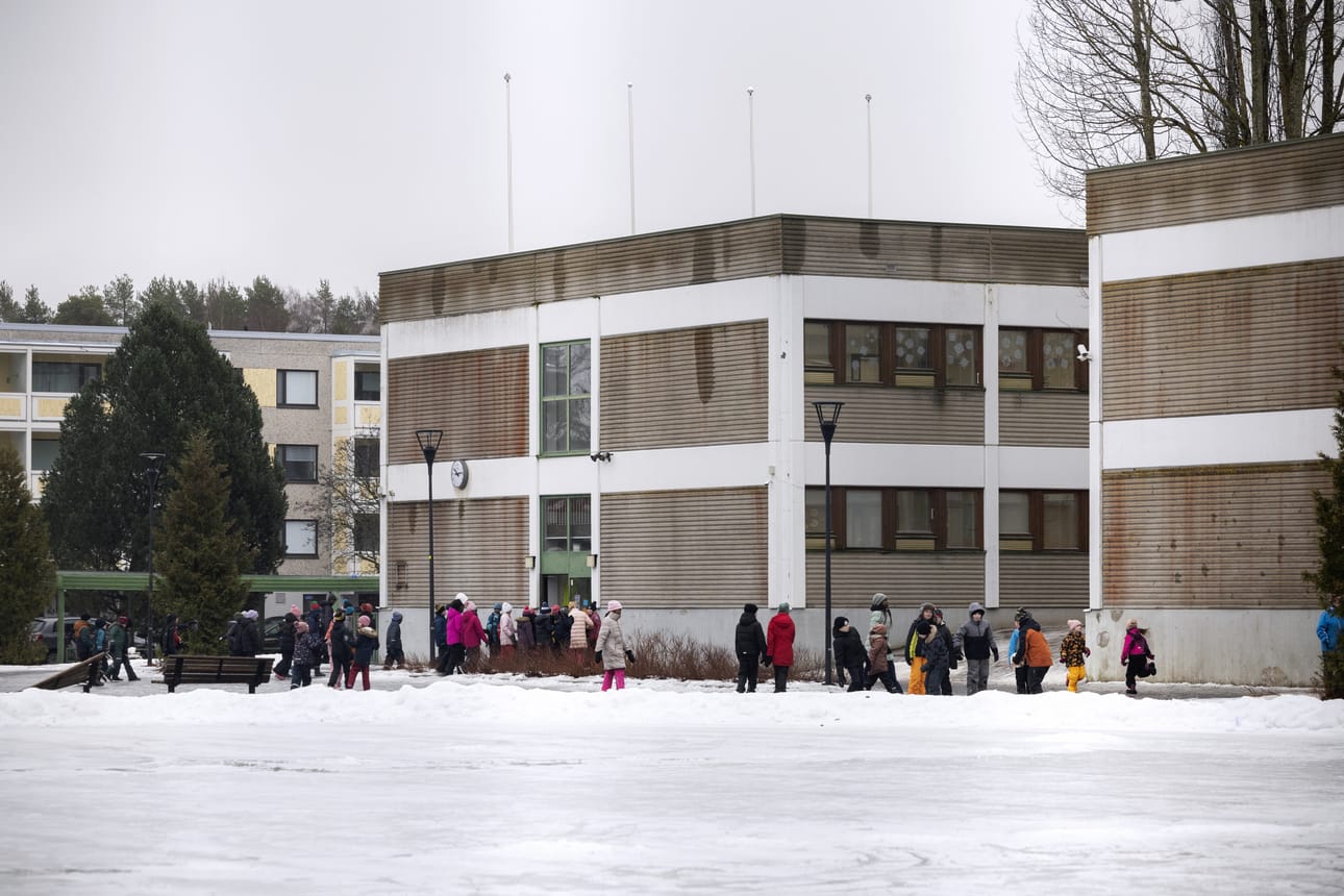 Iso osa Suvilahden koulun oppilaista siirtyy keskustan uuteen yhtenäiskouluun vuonna 2026. Tämä uhkaa koulun tulevaisuutta.